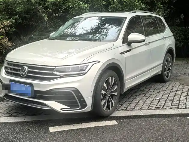 Volkswagen Tiguan L — фото 9