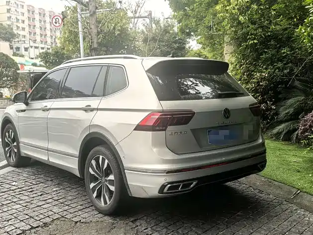 Volkswagen Tiguan L — фото 10