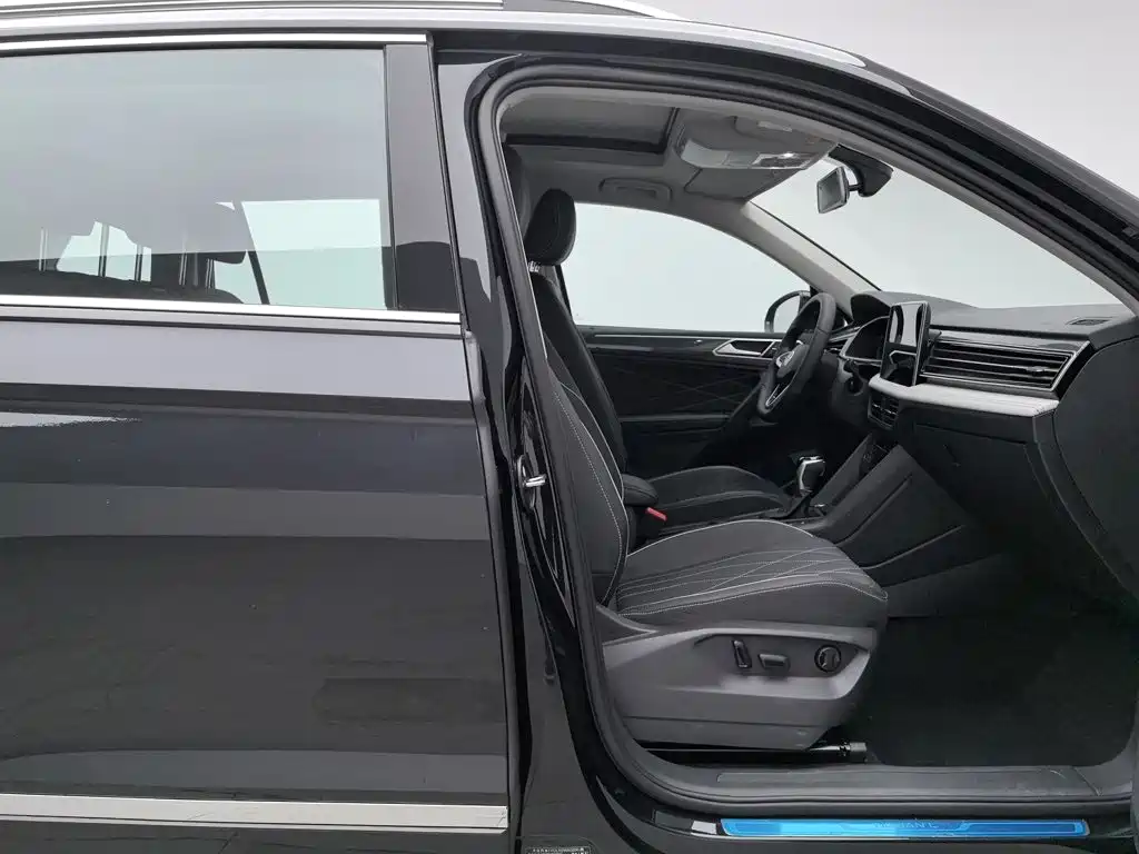 Volkswagen Tiguan L — фото 23