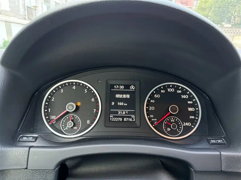 Volkswagen Tiguan — фото 11