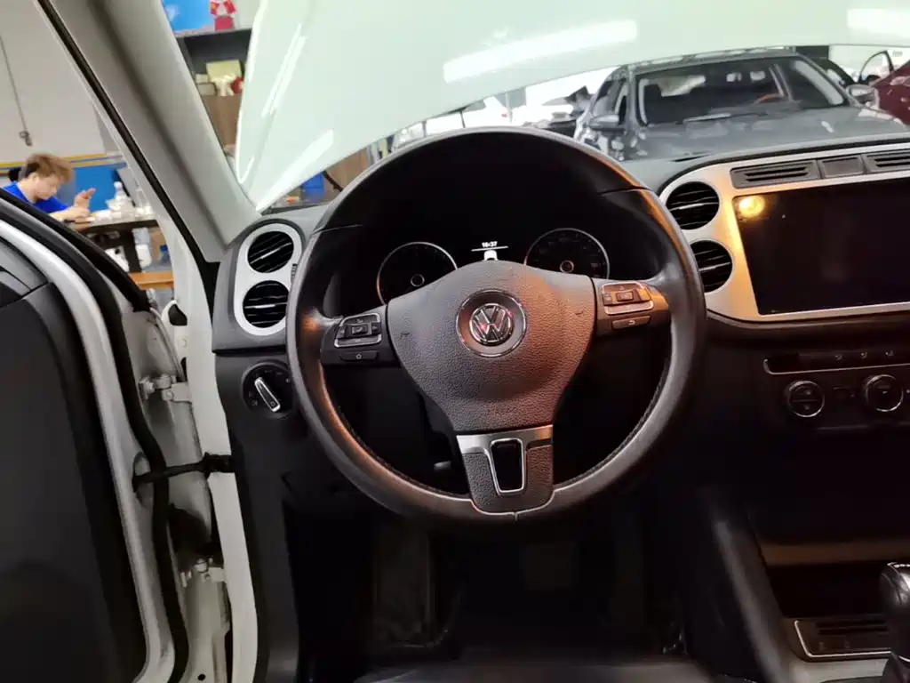 Volkswagen Tiguan — фото 11