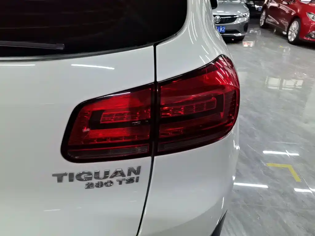 Volkswagen Tiguan — фото 8