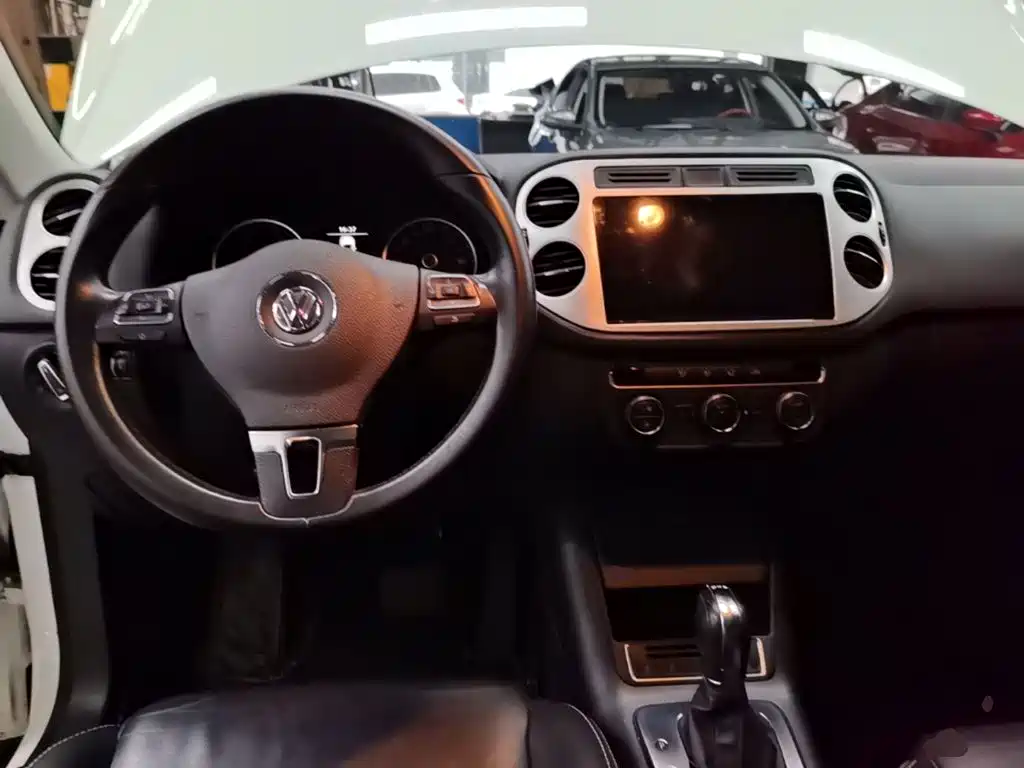 Volkswagen Tiguan — фото 10