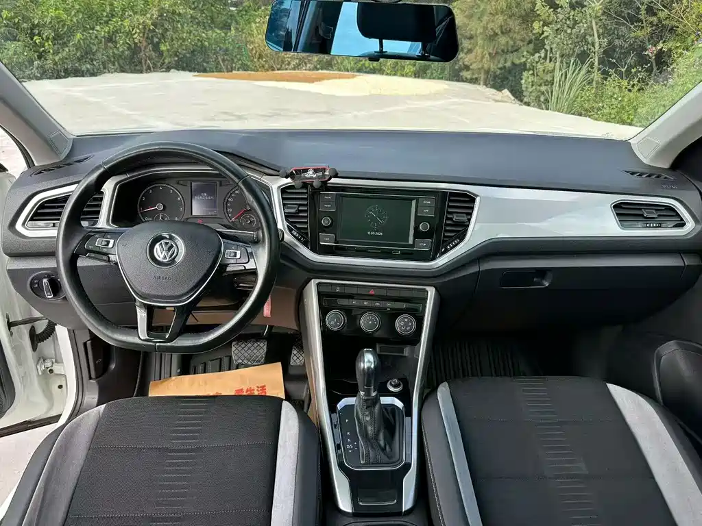 Volkswagen T-Roc — фото 8