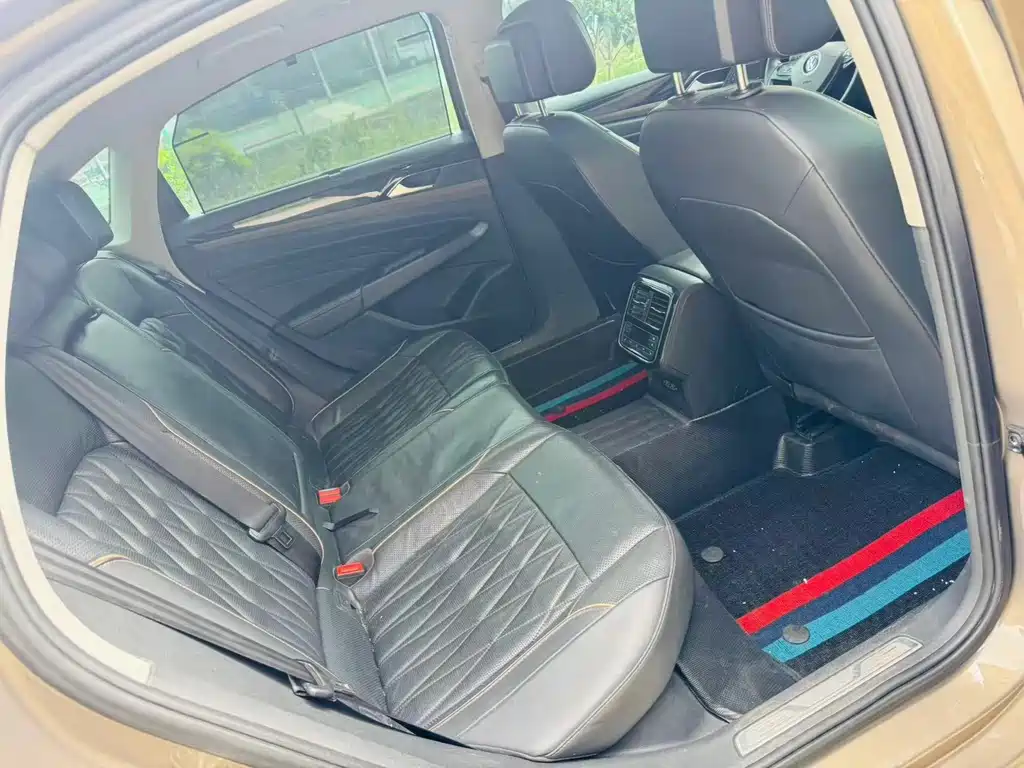 Volkswagen Passat — фото 14