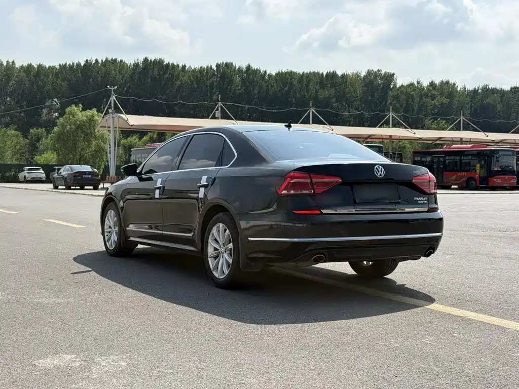Volkswagen Passat — фото 11