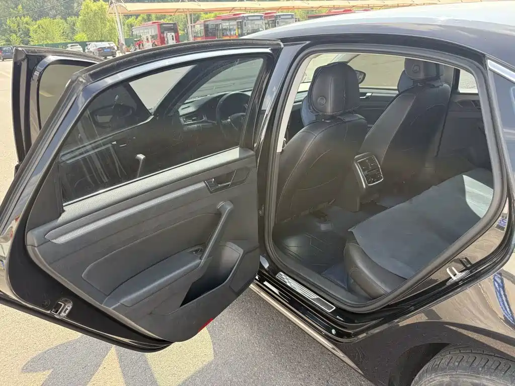 Volkswagen Passat — фото 17