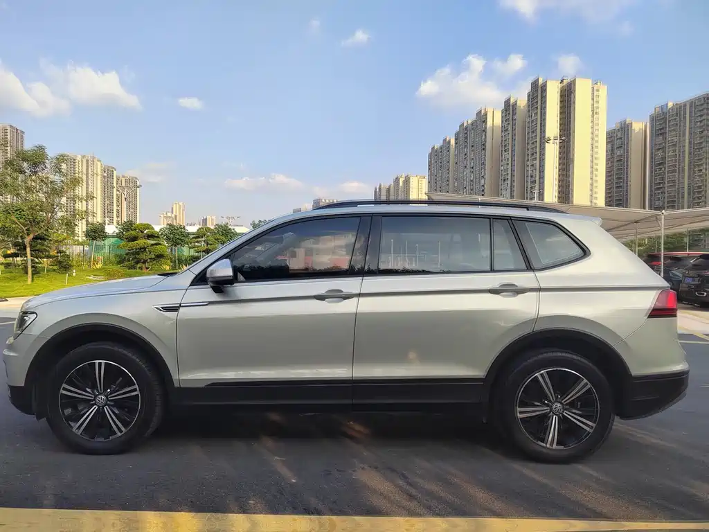 Volkswagen Tiguan L — фото 7