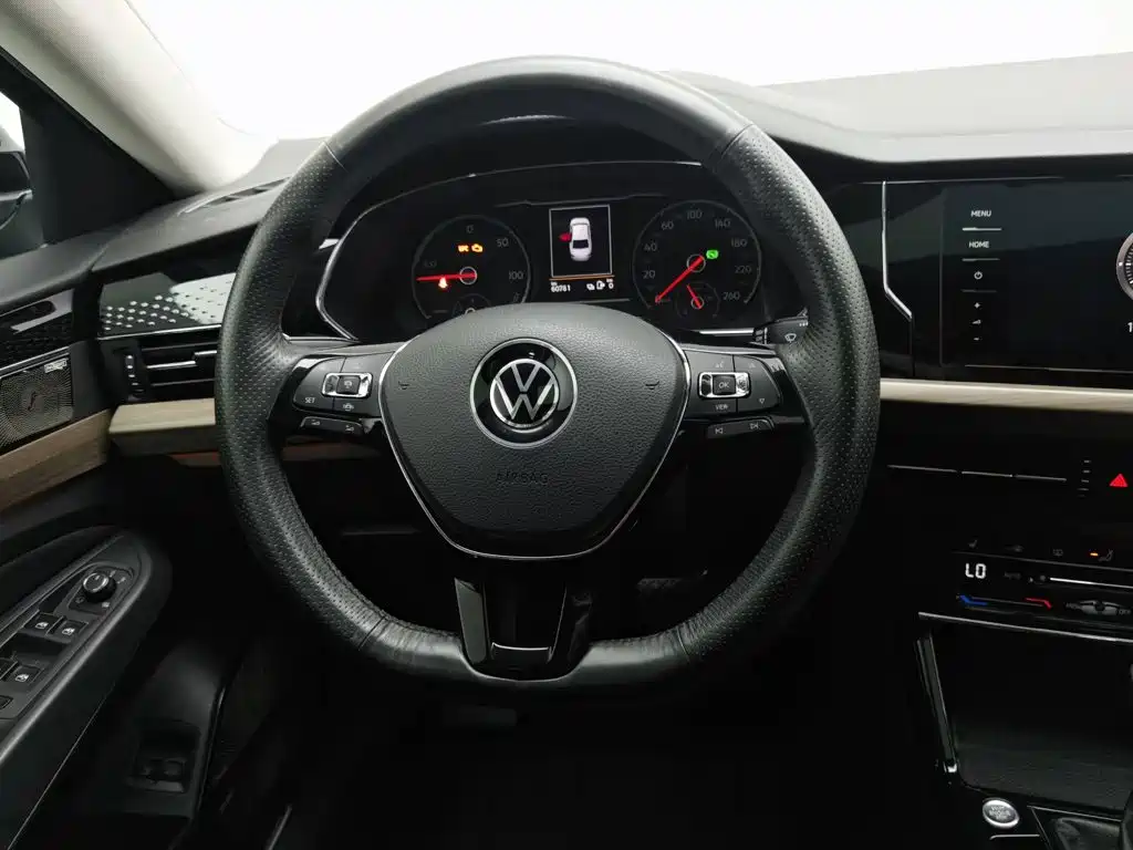 Volkswagen Passat PHEV — фото 11