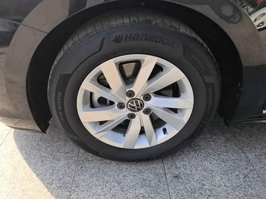 Volkswagen Passat — фото 23