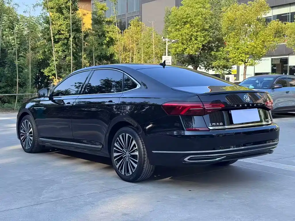 Volkswagen Passat — фото 14
