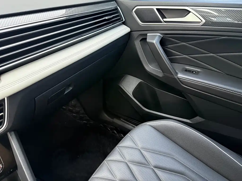 Volkswagen Tiguan L — фото 10