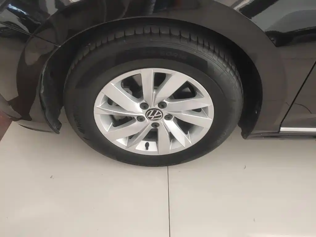 Volkswagen Passat — фото 23