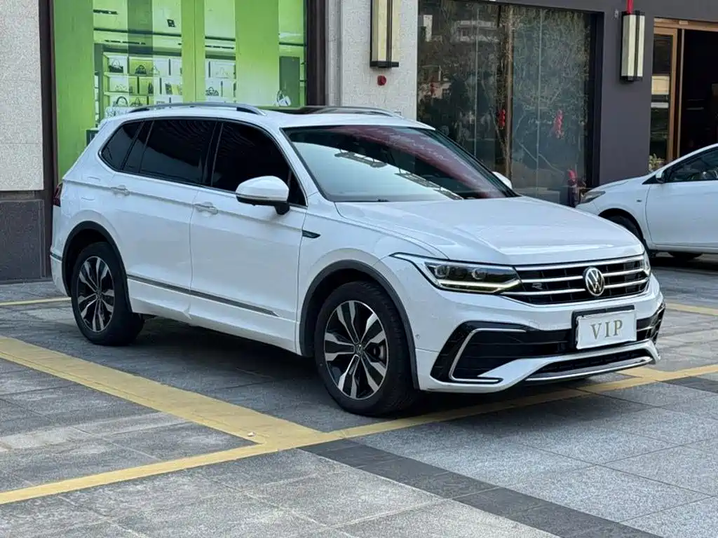 Volkswagen Tiguan L — фото 2