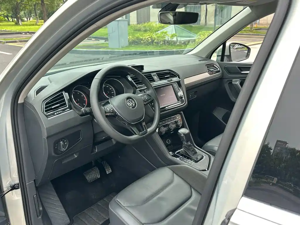 Volkswagen Tiguan L — фото 6