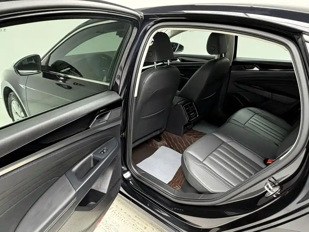 Volkswagen Passat PHEV — фото 15