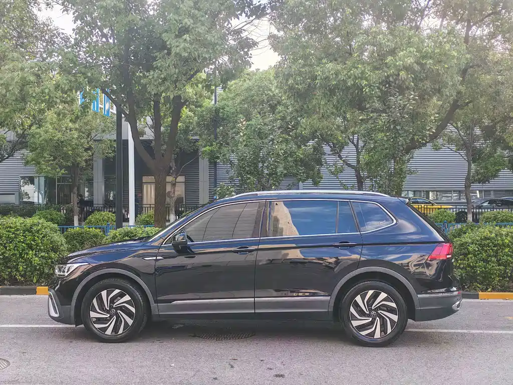 Volkswagen Tiguan L — фото 7