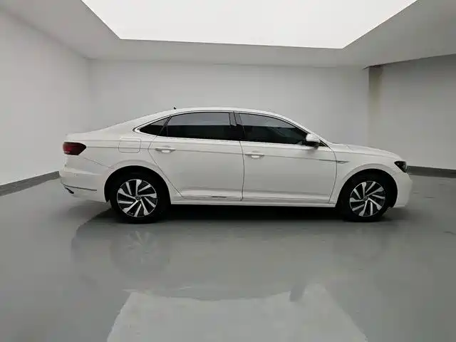 Volkswagen Passat PHEV — фото 10