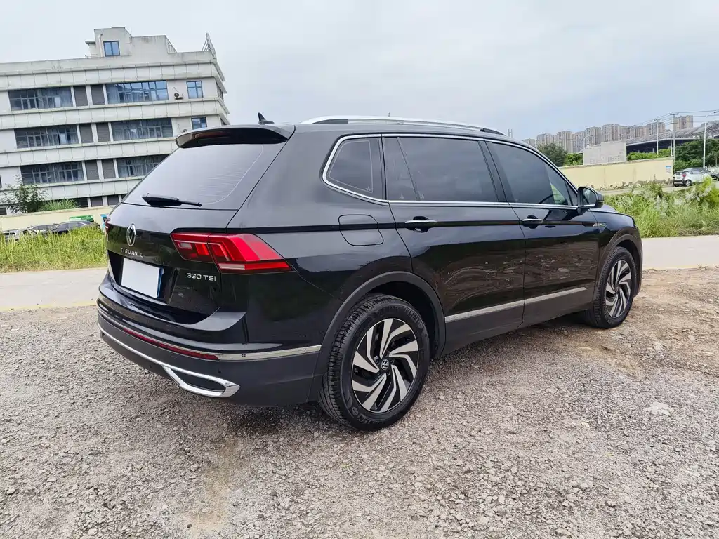 Volkswagen Tiguan L — фото 10