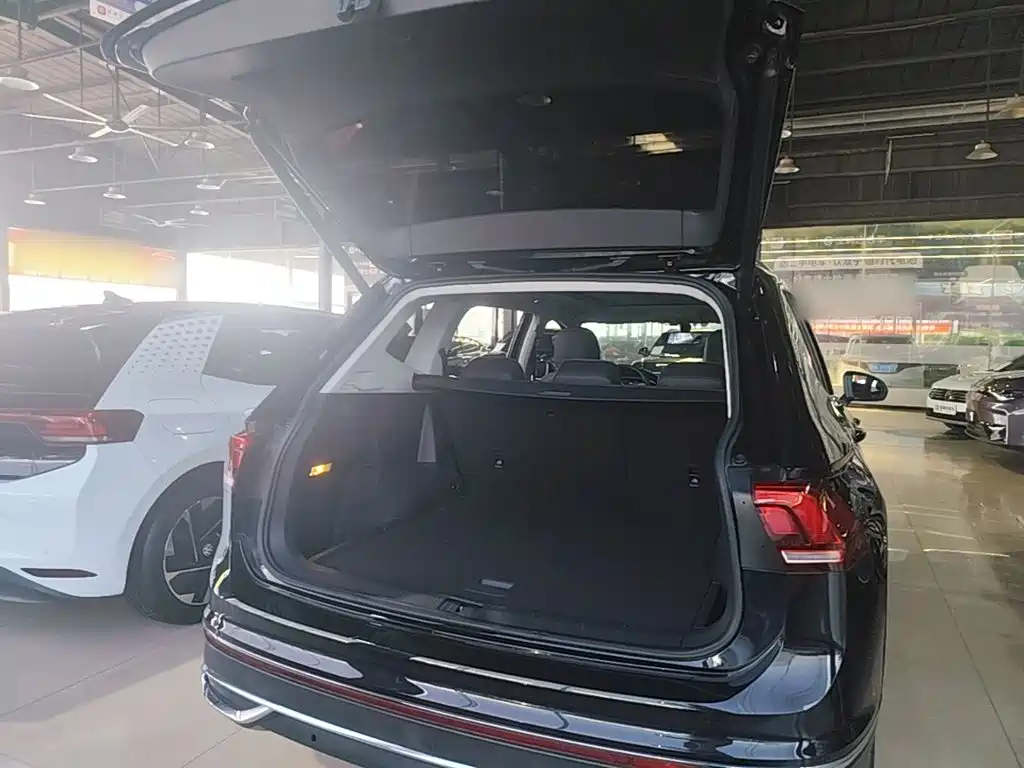 Volkswagen Tiguan L — фото 19