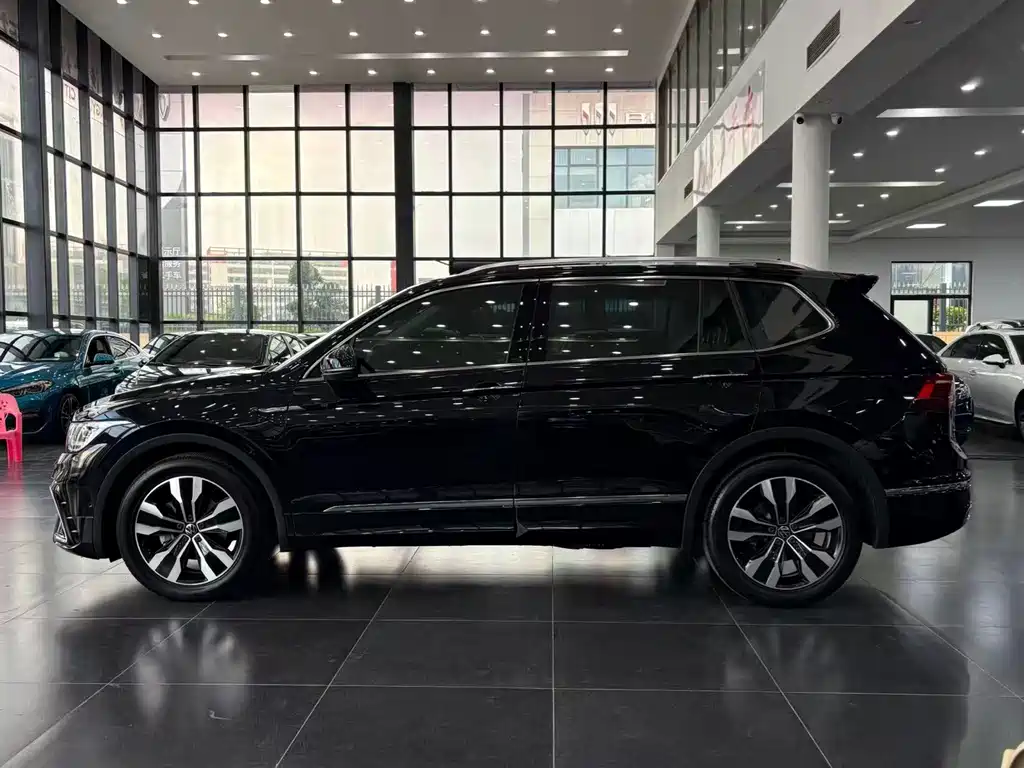 Volkswagen Tiguan L — фото 14