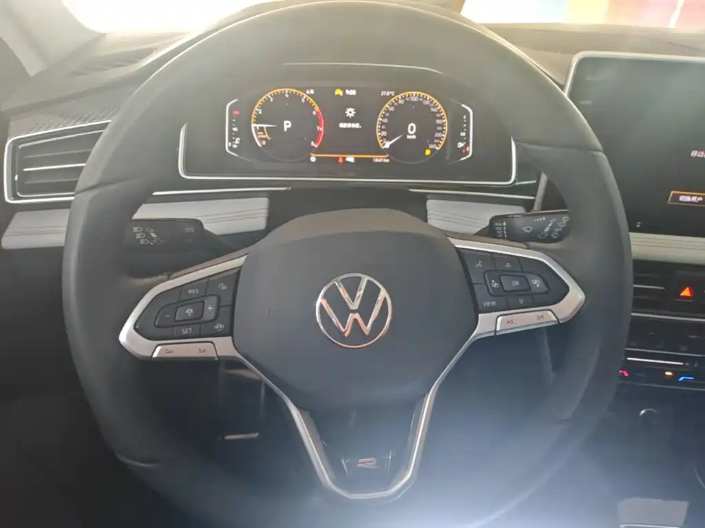 Volkswagen Tiguan L — фото 11
