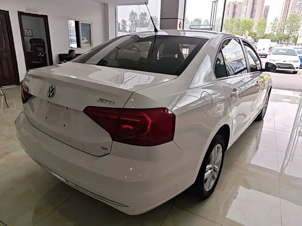 Volkswagen Jetta — фото 7