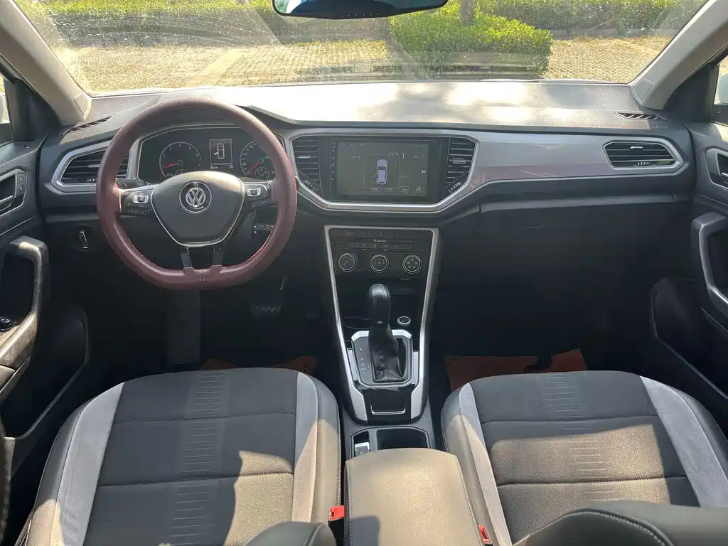 Volkswagen T-Roc — фото 8