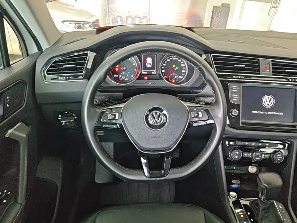 Volkswagen Tiguan L — фото 11