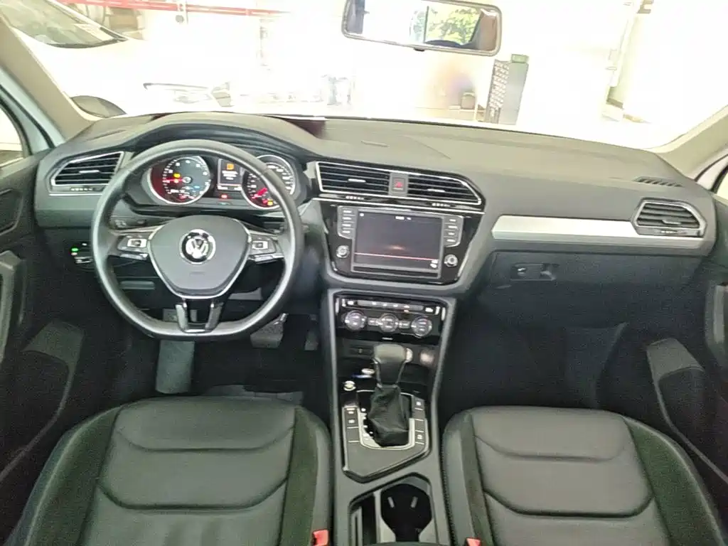 Volkswagen Tiguan L — фото 10
