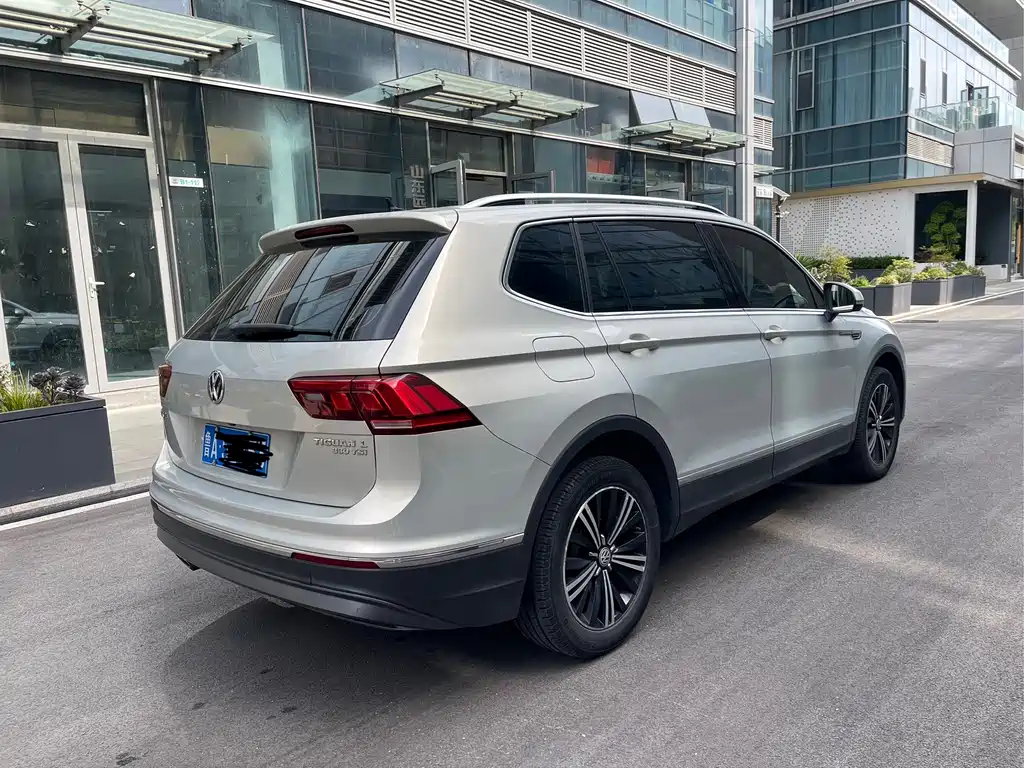 Volkswagen Tiguan L — фото 7