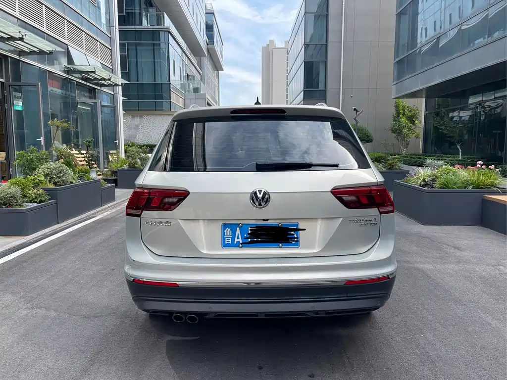 Volkswagen Tiguan L — фото 8