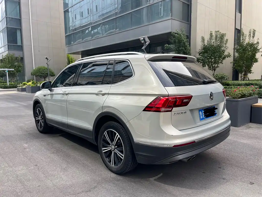 Volkswagen Tiguan L — фото 9