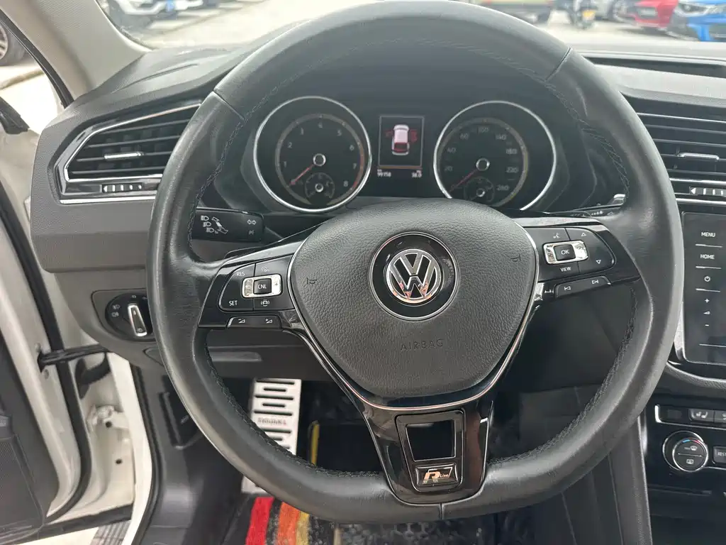 Volkswagen Tiguan L — фото 13