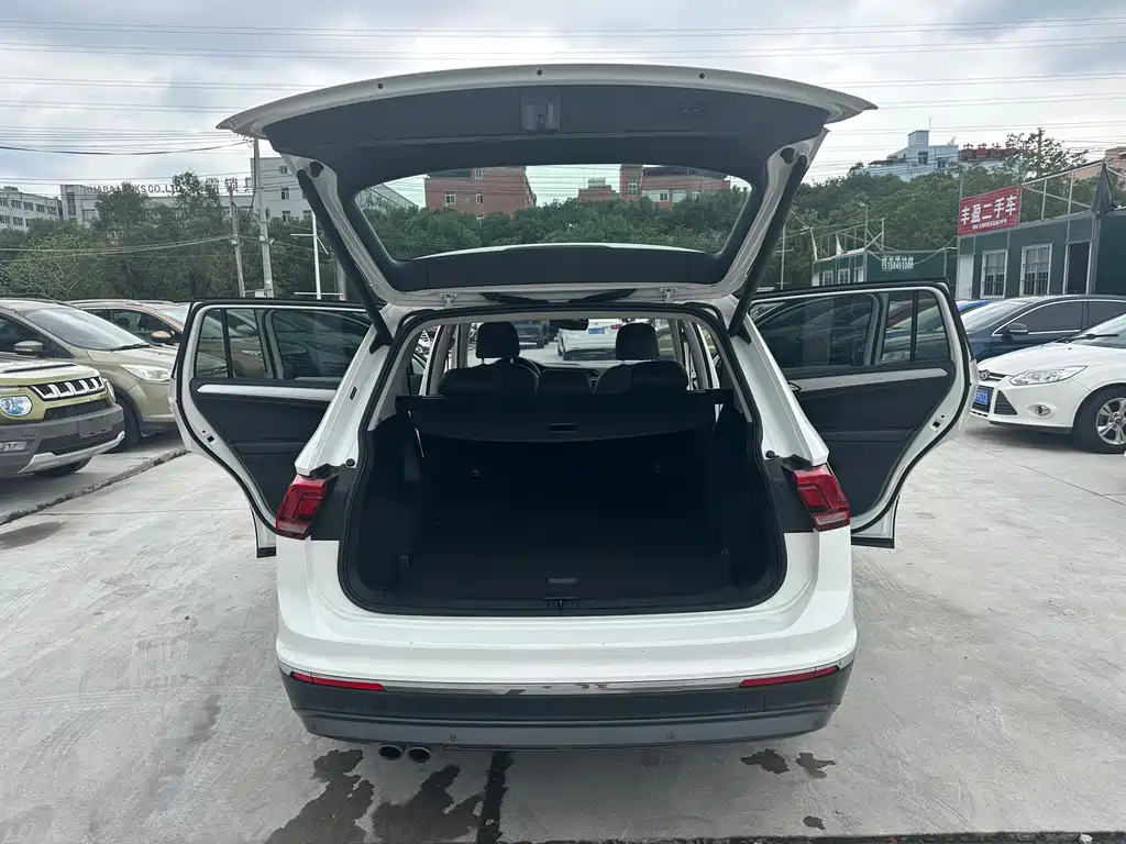 Volkswagen Tiguan L — фото 10
