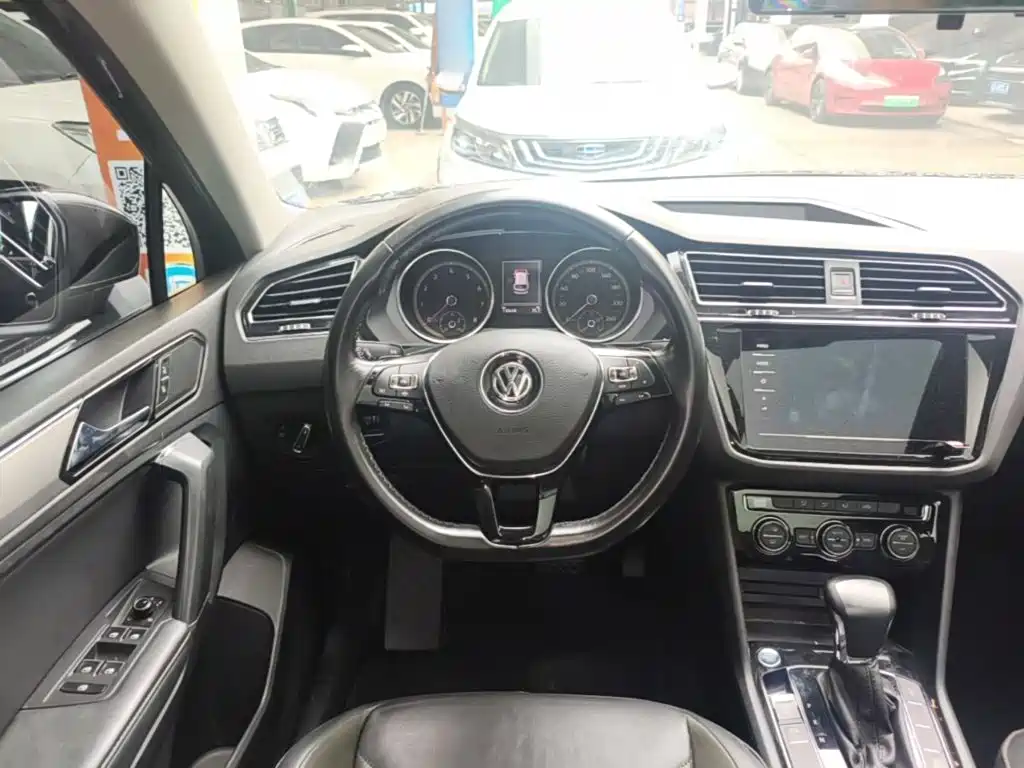 Volkswagen Tiguan L — фото 11