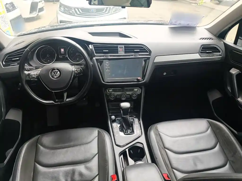 Volkswagen Tiguan L — фото 10