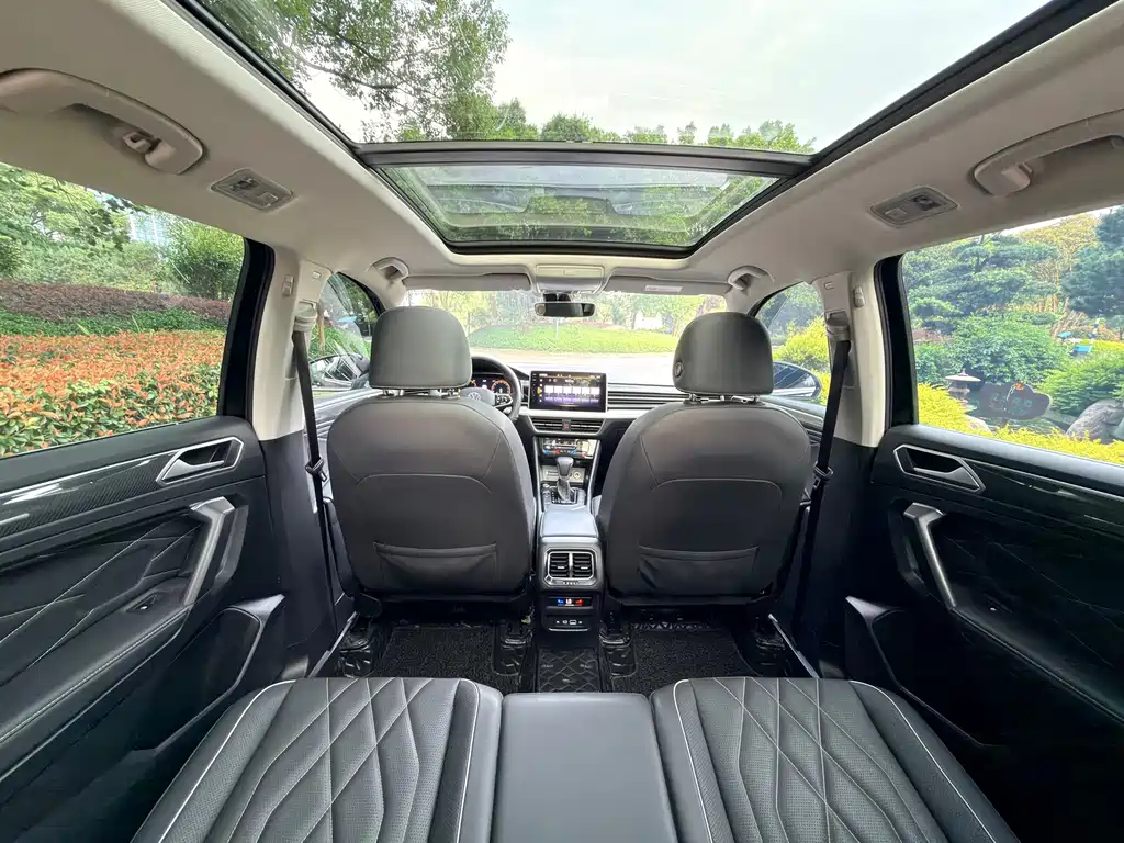 Volkswagen Tiguan L — фото 10