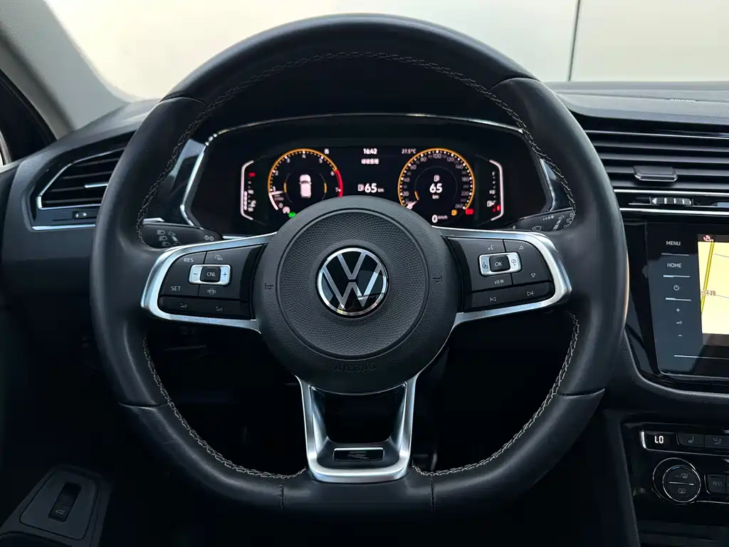 Volkswagen Tiguan L — фото 9