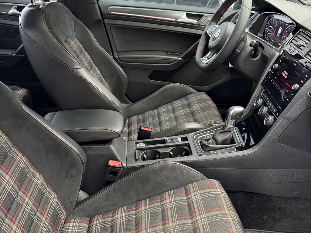 Volkswagen Golf GTI — фото 11