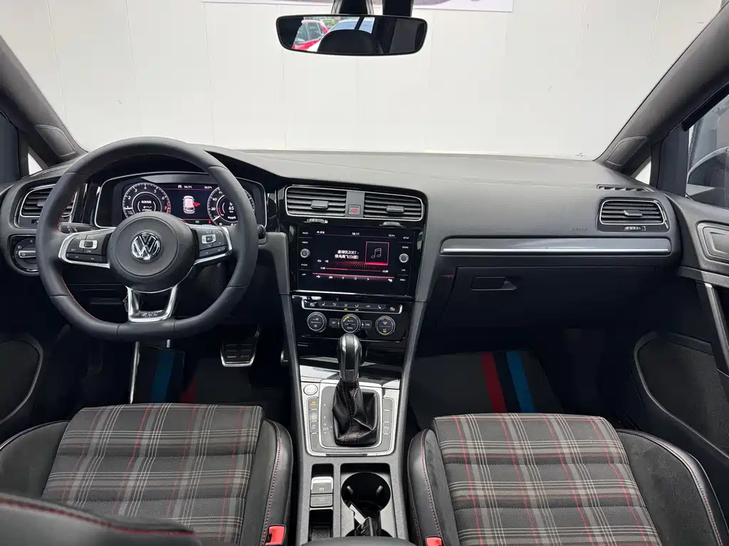 Volkswagen Golf GTI — фото 13