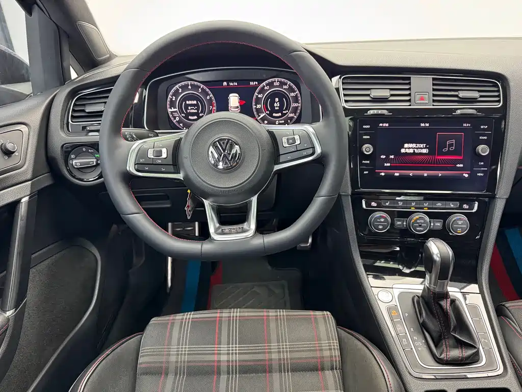 Volkswagen Golf GTI — фото 14