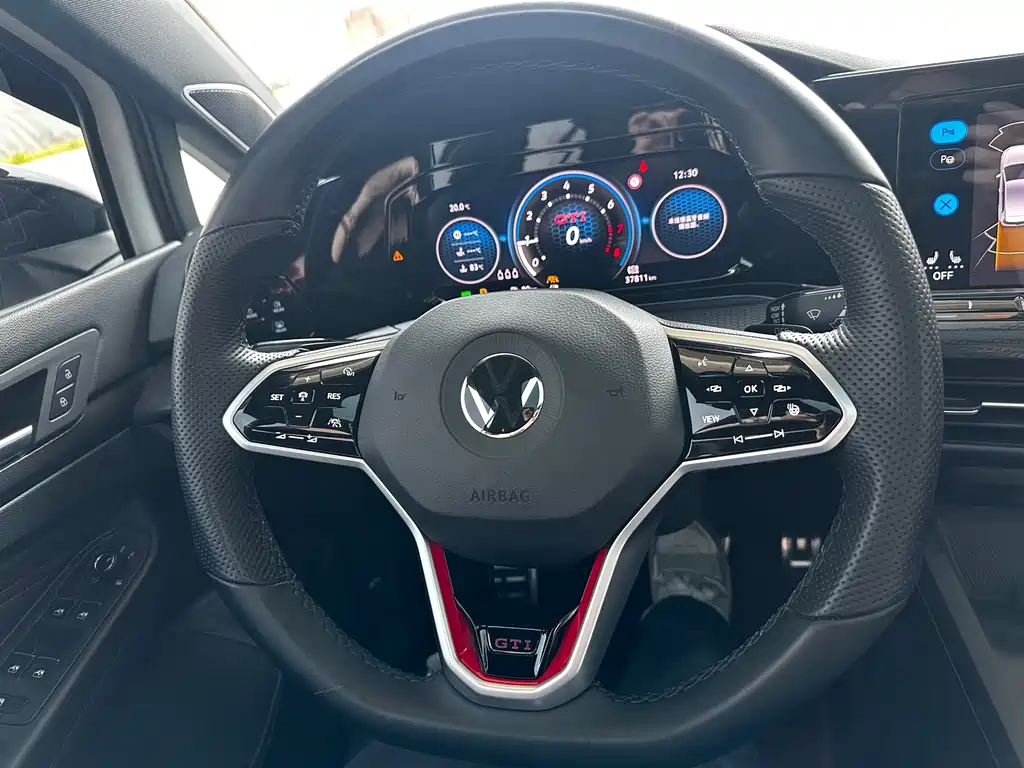Volkswagen Golf GTI — фото 17