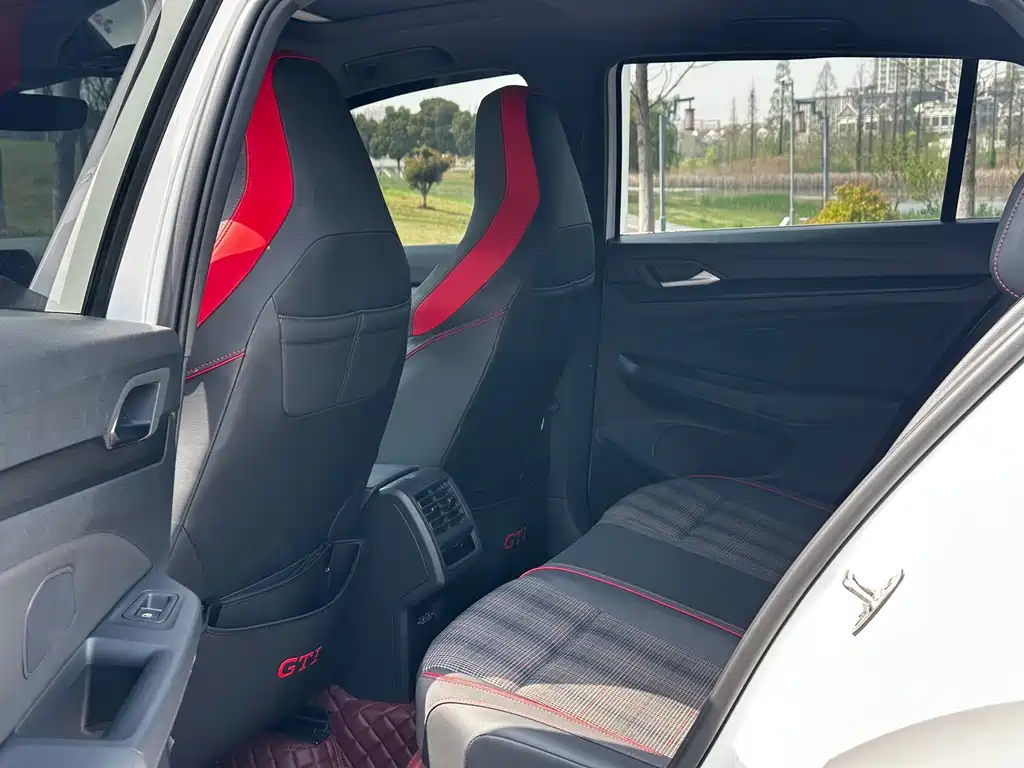Volkswagen Golf GTI — фото 7