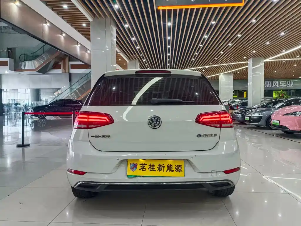 Volkswagen Golf EV — фото 7