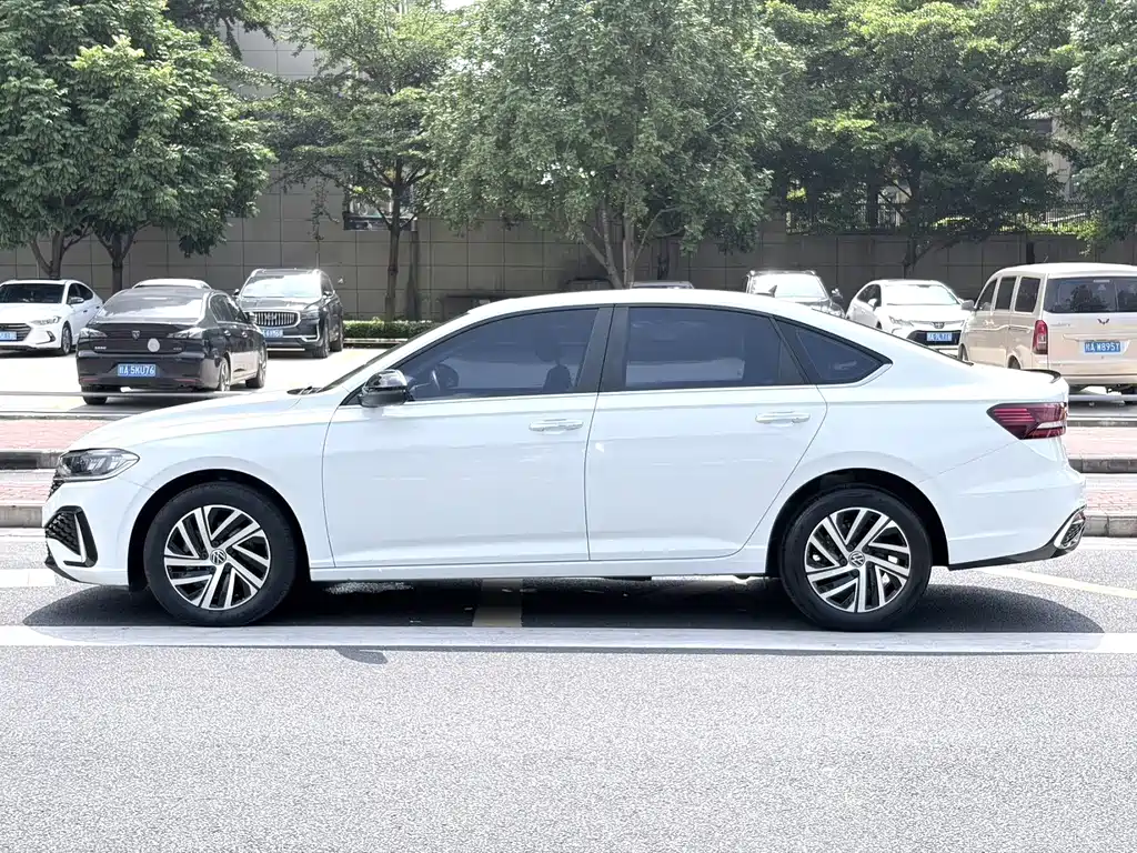 Volkswagen Lavida — фото 9
