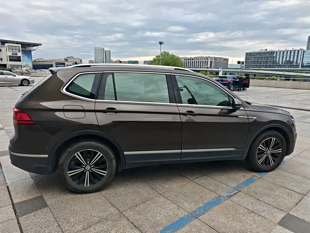 Volkswagen Tiguan L — фото 22