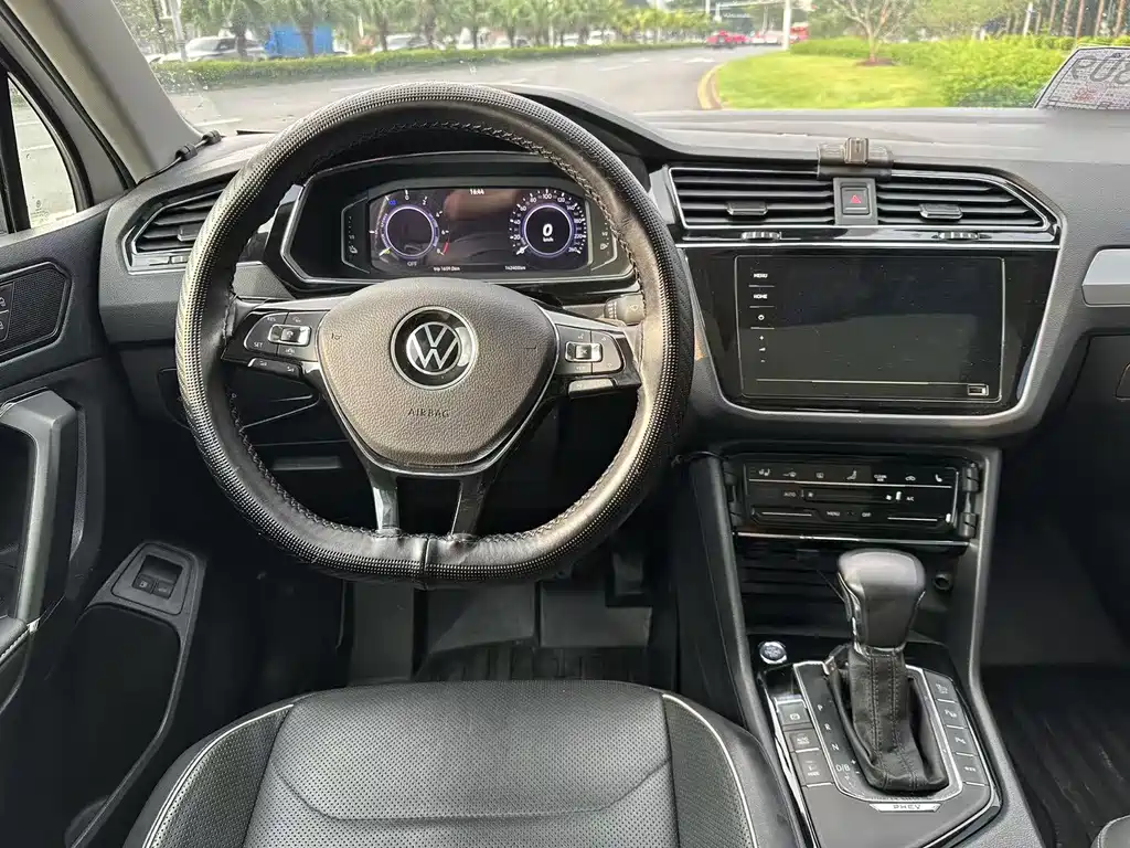 Volkswagen Tiguan L PHEV — фото 11