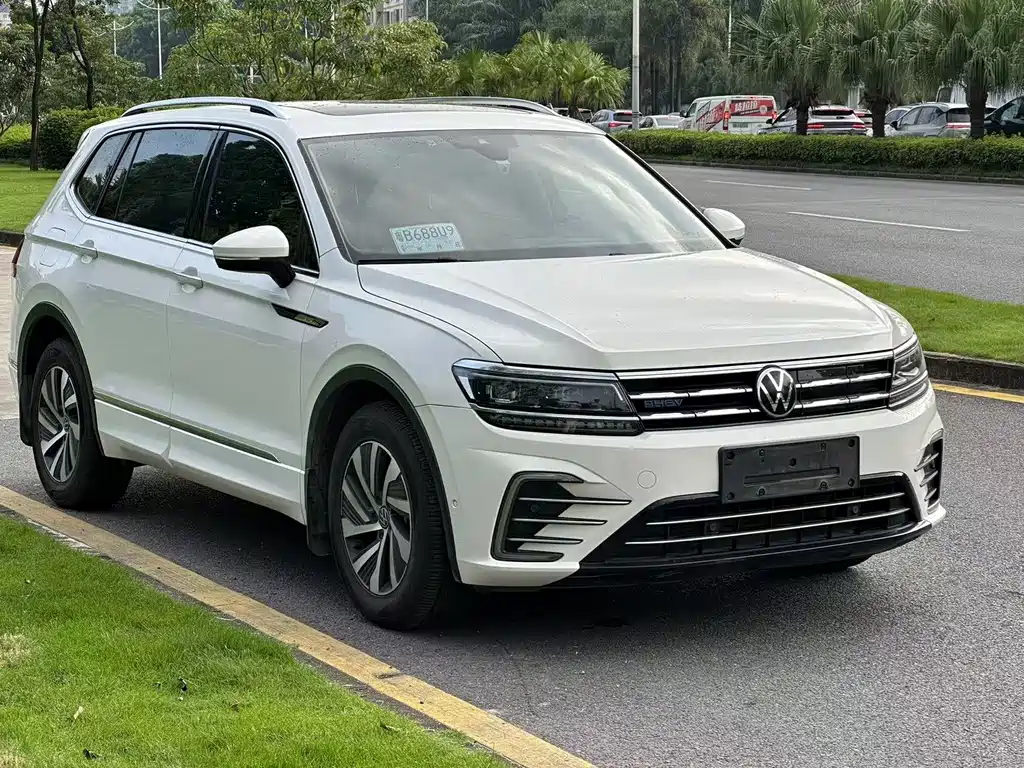 Volkswagen Tiguan L PHEV — фото 3
