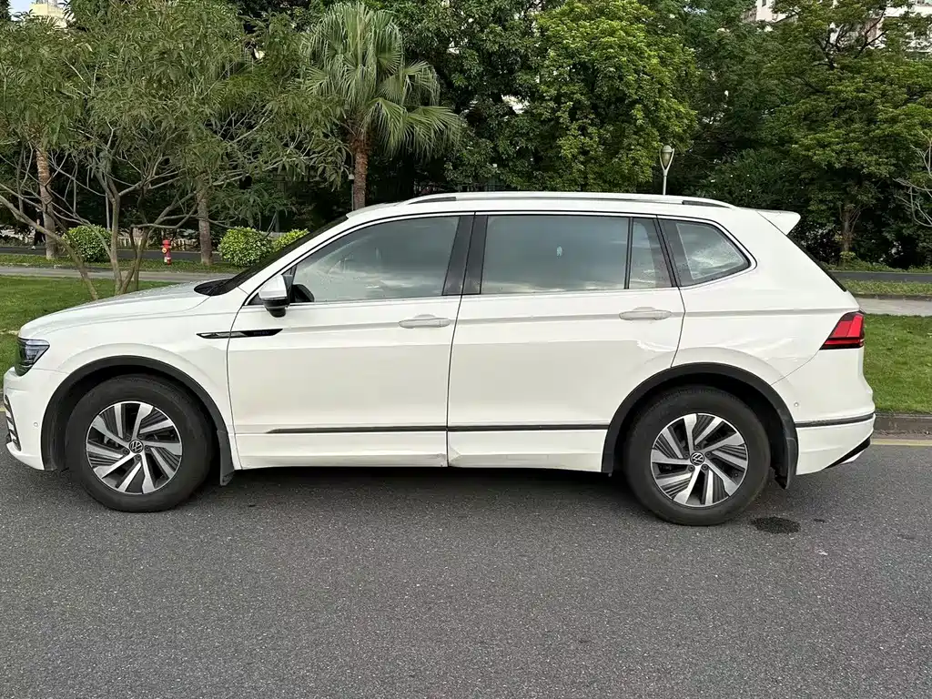 Volkswagen Tiguan L PHEV — фото 4
